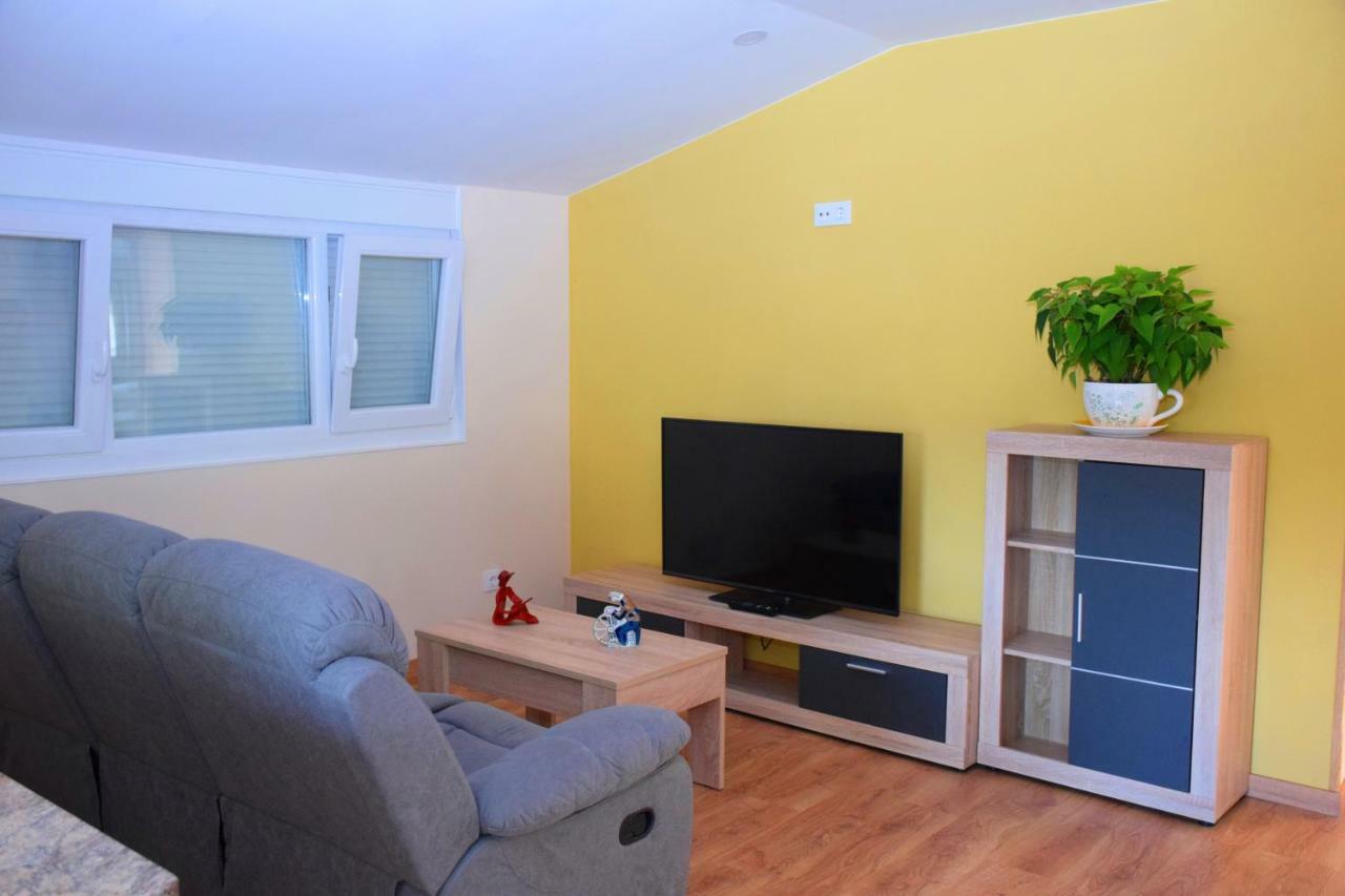 O Mencer Do Camino Apartment Cee Exterior photo